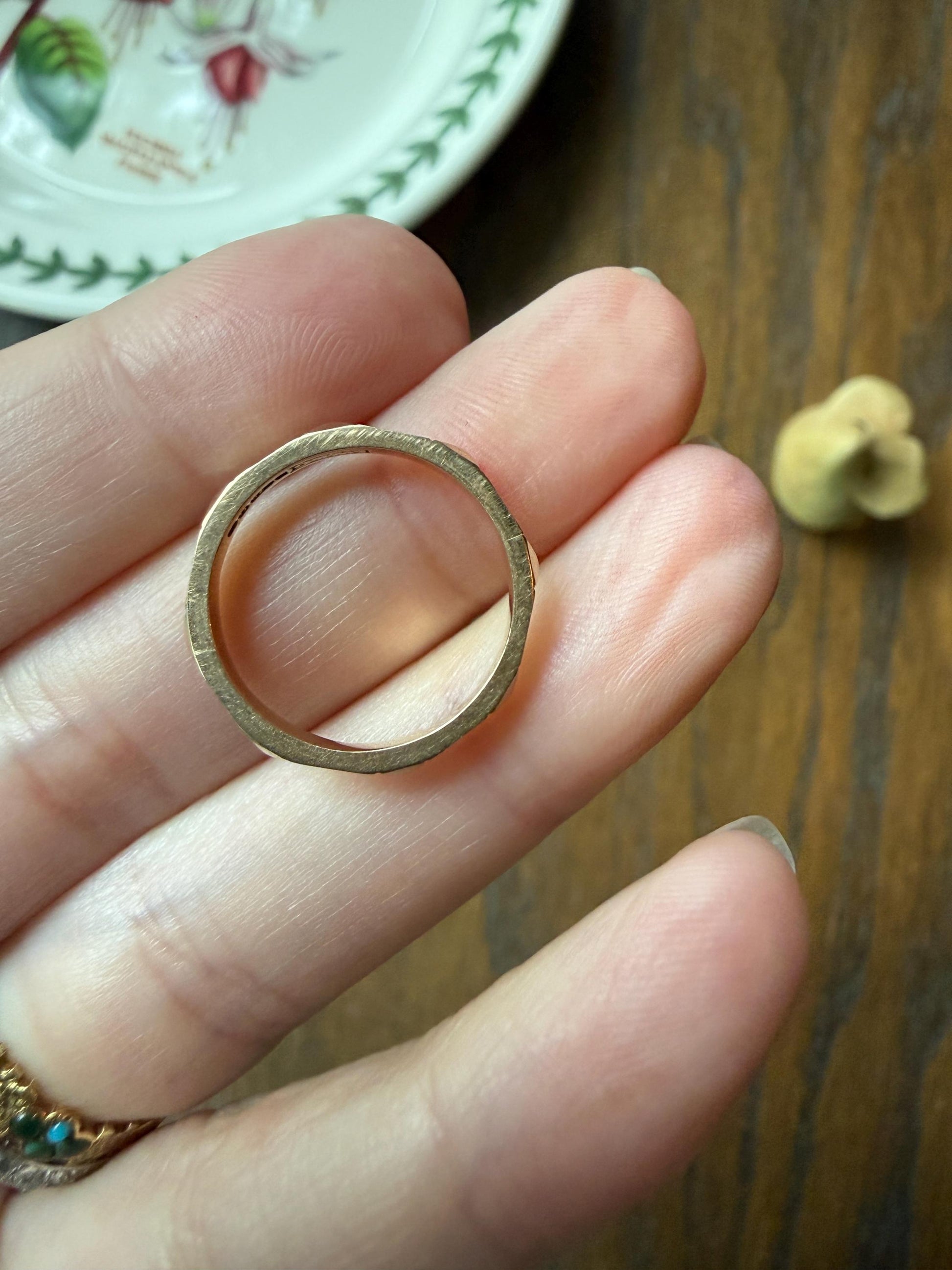 Vintage Floral Wedding Band 9k Gold Faceted Orange Blossom Forget Me Not Beveled Pyramid Stacker Eternity Ring Flower Shimmer