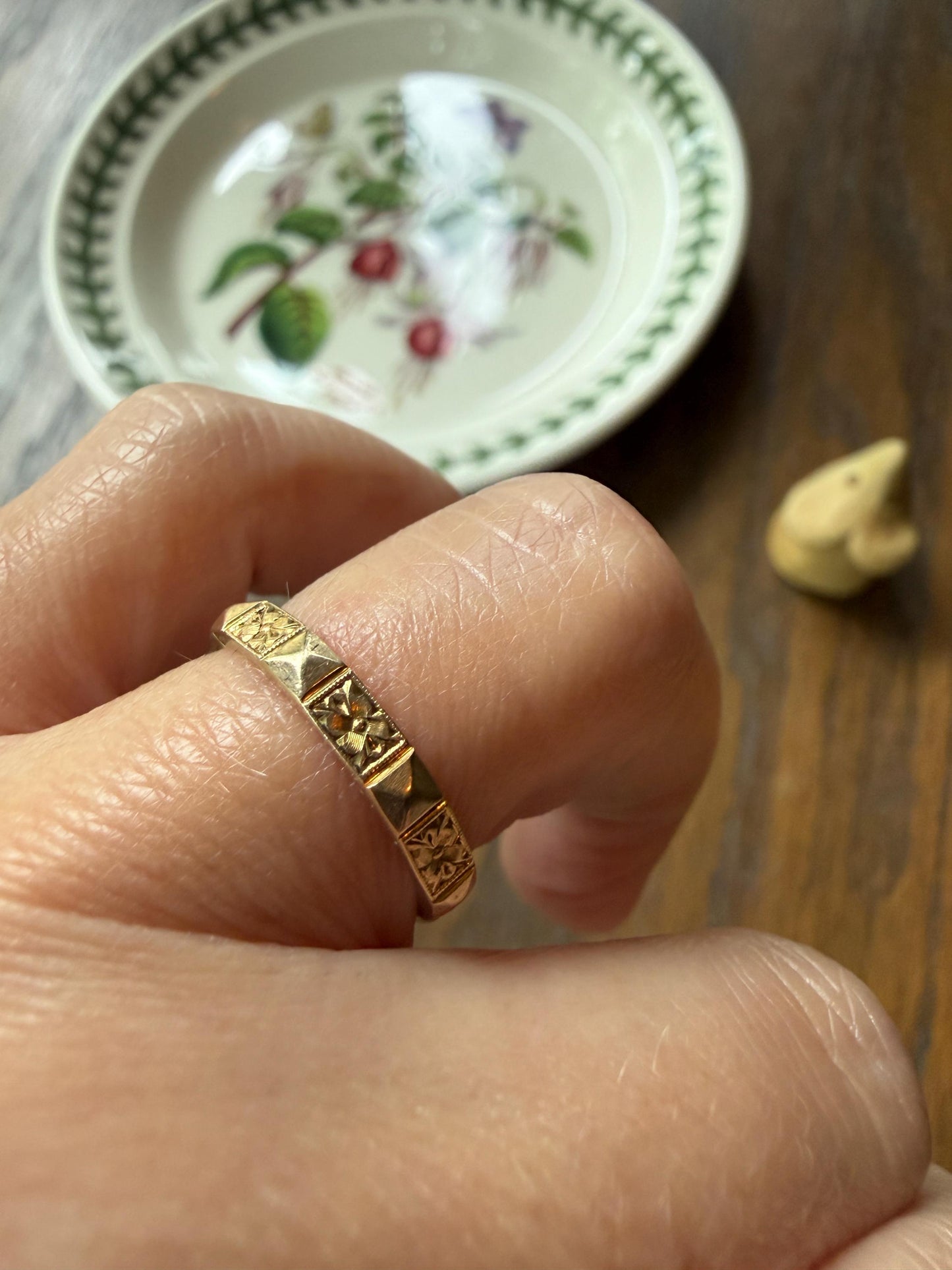 Vintage Floral Wedding Band 9k Gold Faceted Orange Blossom Forget Me Not Beveled Pyramid Stacker Eternity Ring Flower Shimmer