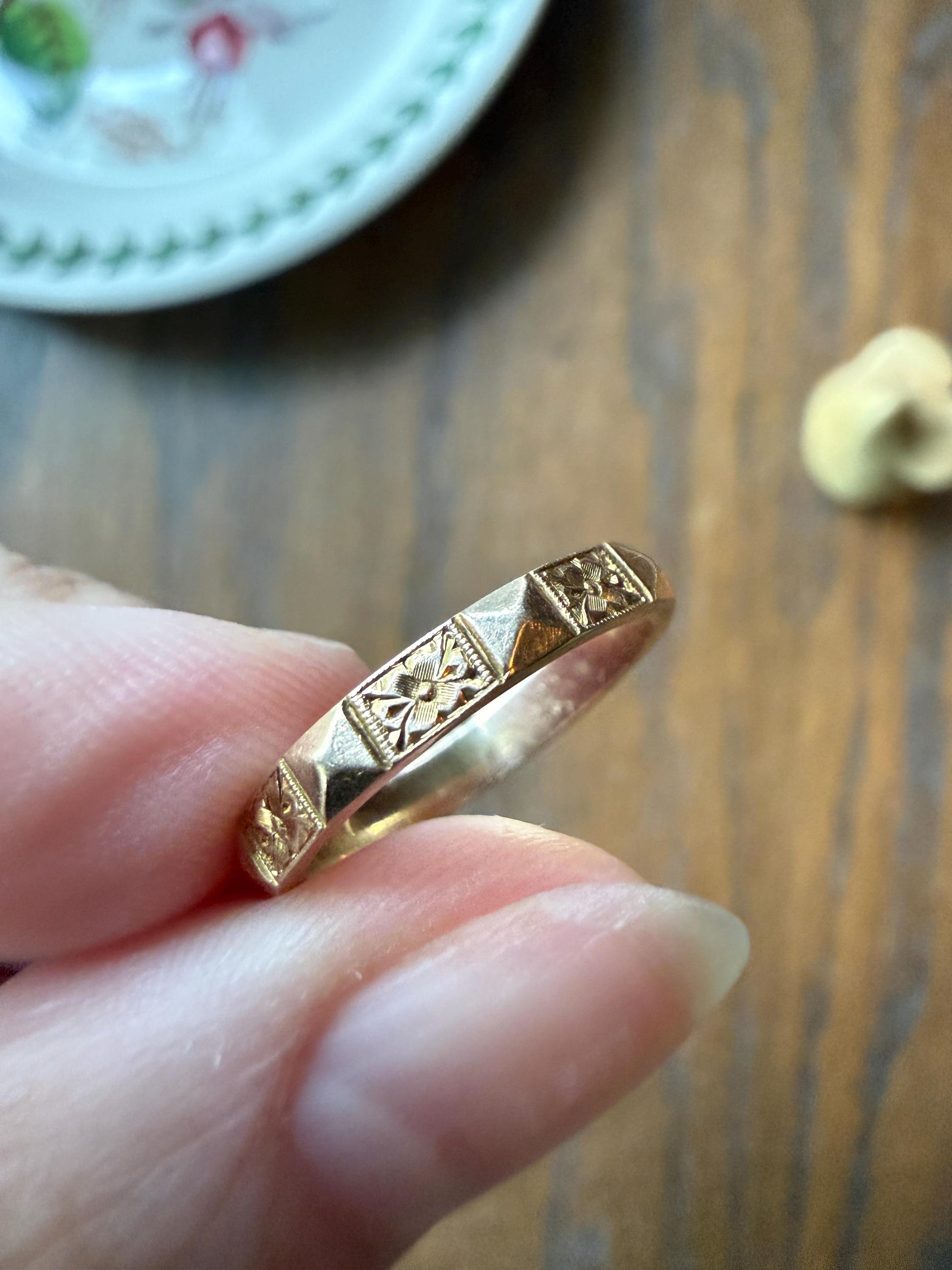 Vintage Floral Wedding Band 9k Gold Faceted Orange Blossom Forget Me Not Beveled Pyramid Stacker Eternity Ring Flower Shimmer
