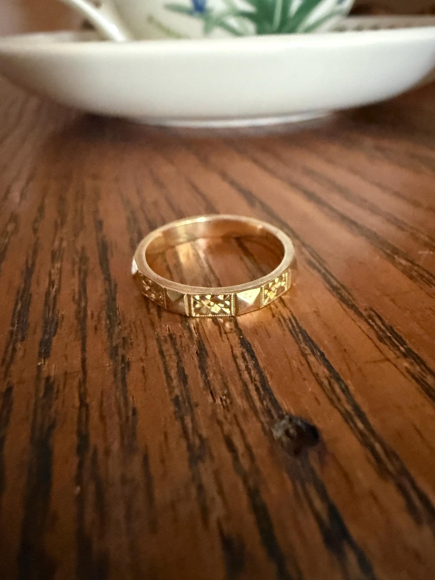Vintage Floral Wedding Band 9k Gold Faceted Orange Blossom Forget Me Not Beveled Pyramid Stacker Eternity Ring Flower Shimmer