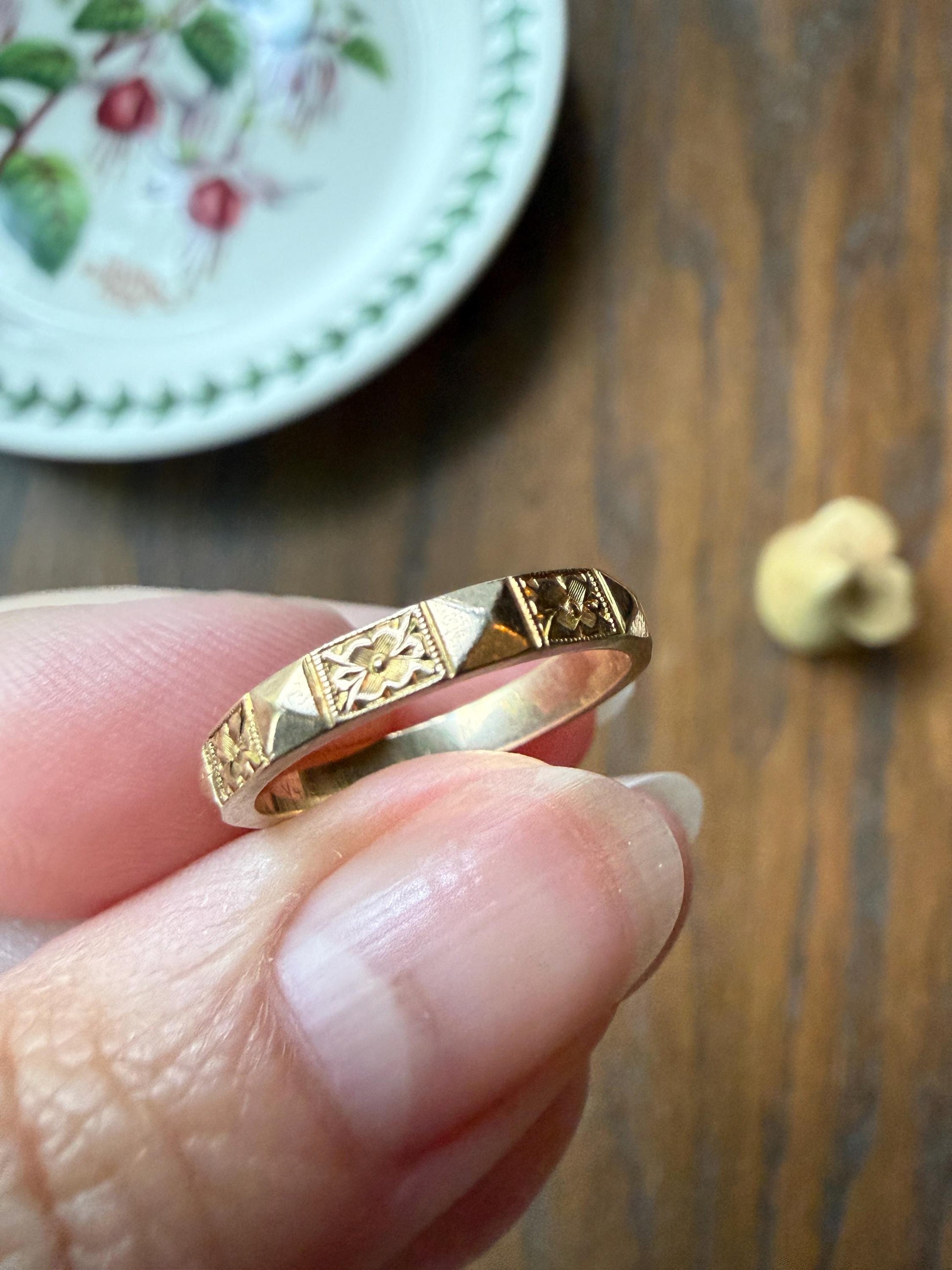 Vintage Floral Wedding Band 9k Gold Faceted Orange Blossom Forget Me Not Beveled Pyramid Stacker Eternity Ring Flower Shimmer
