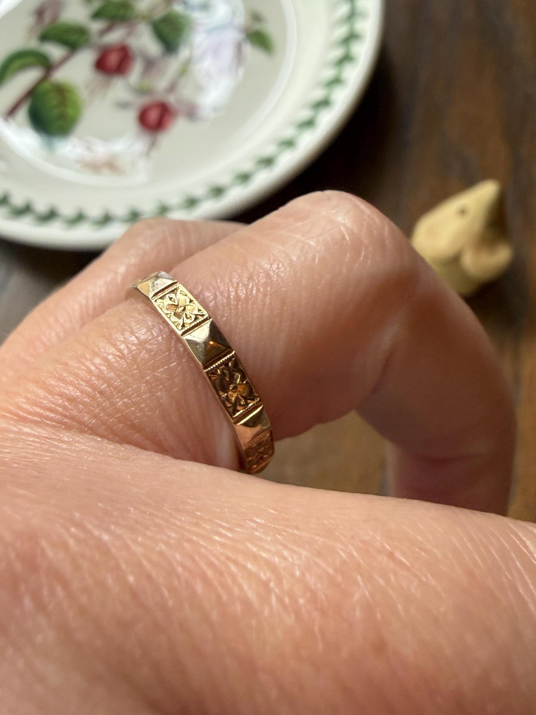 Vintage Floral Wedding Band 9k Gold Faceted Orange Blossom Forget Me Not Beveled Pyramid Stacker Eternity Ring Flower Shimmer