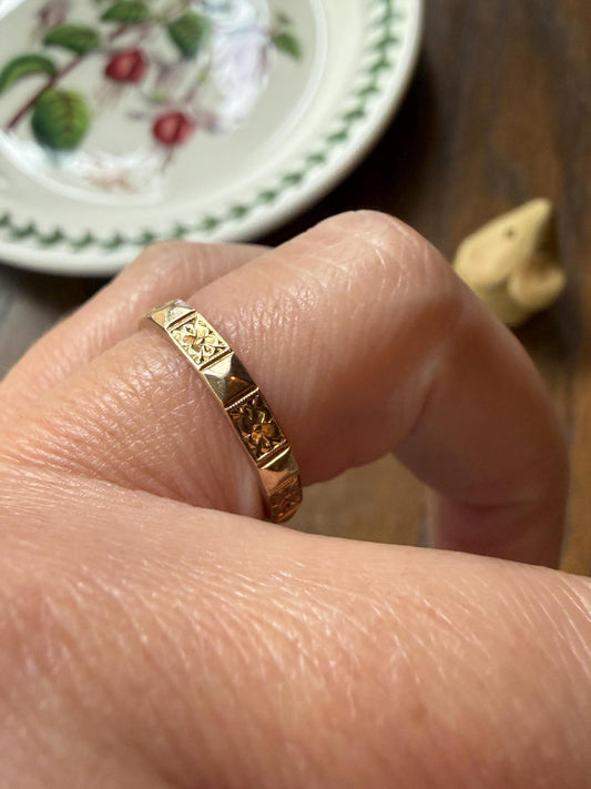 Vintage Floral Wedding Band 9k Gold Faceted Orange Blossom Forget Me Not Beveled Pyramid Stacker Eternity Ring Flower Shimmer