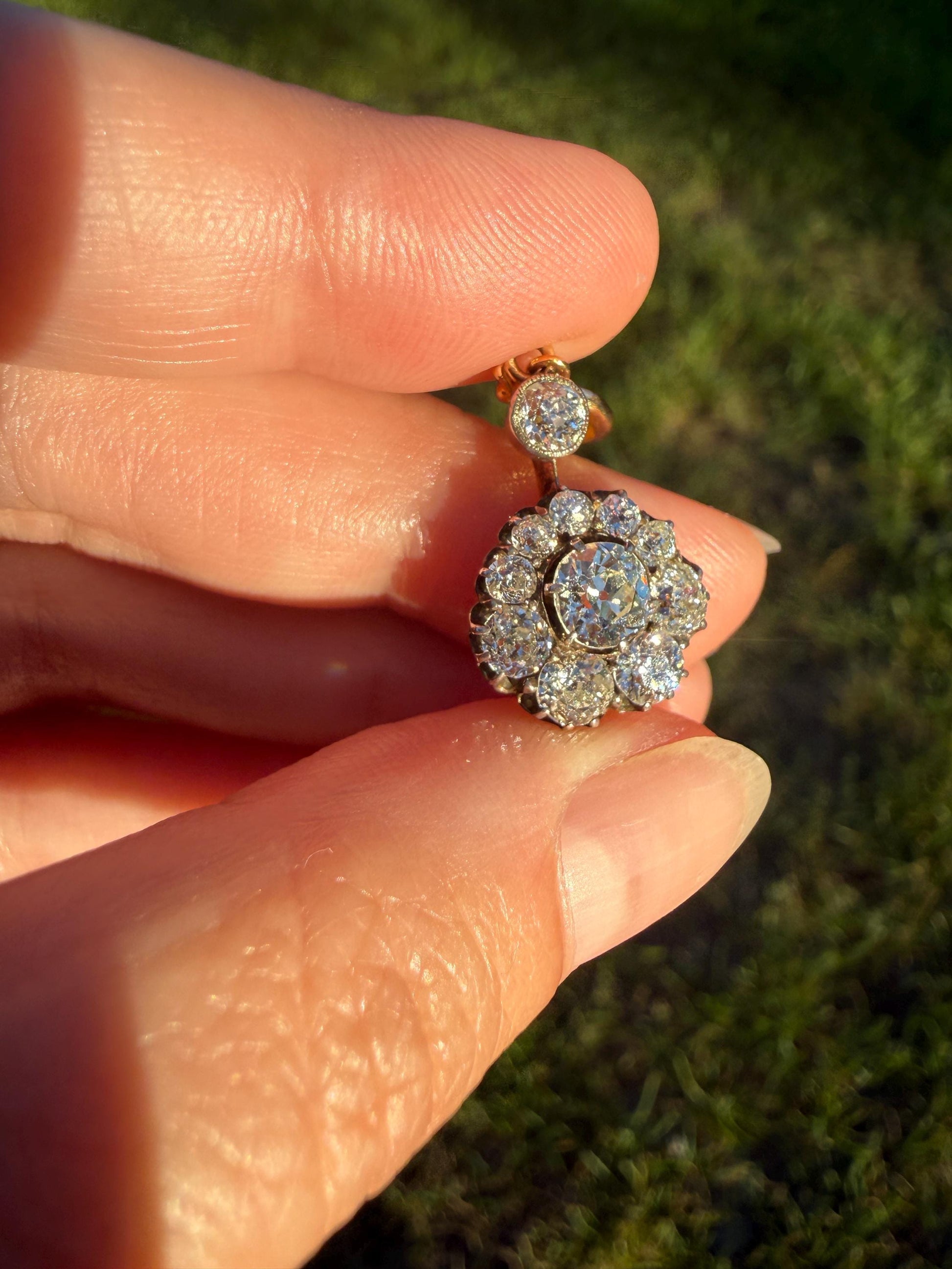 Gorgeous Antique 2.25 Carat Old Mine Cut DIAMOND Daisy Cluster PENDANT 18k Gold Circle Halo Clasping Bale 2.25Ctw
