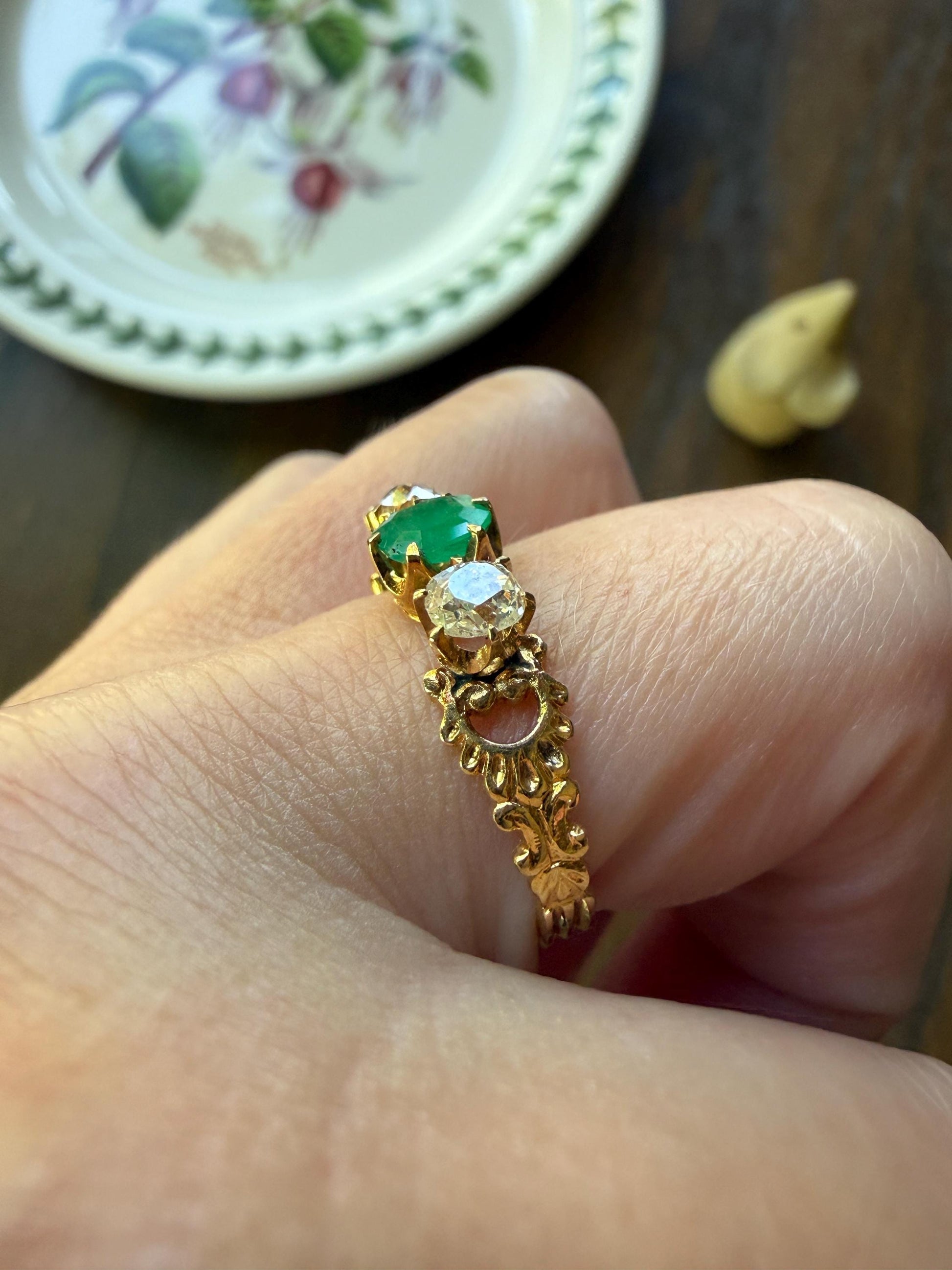 Ornate Antique Natural EMERALD & Old Mine Cut DIAMONDS Ring Three Stone Band 18k Gold Victorian Green Sparkle Stacker