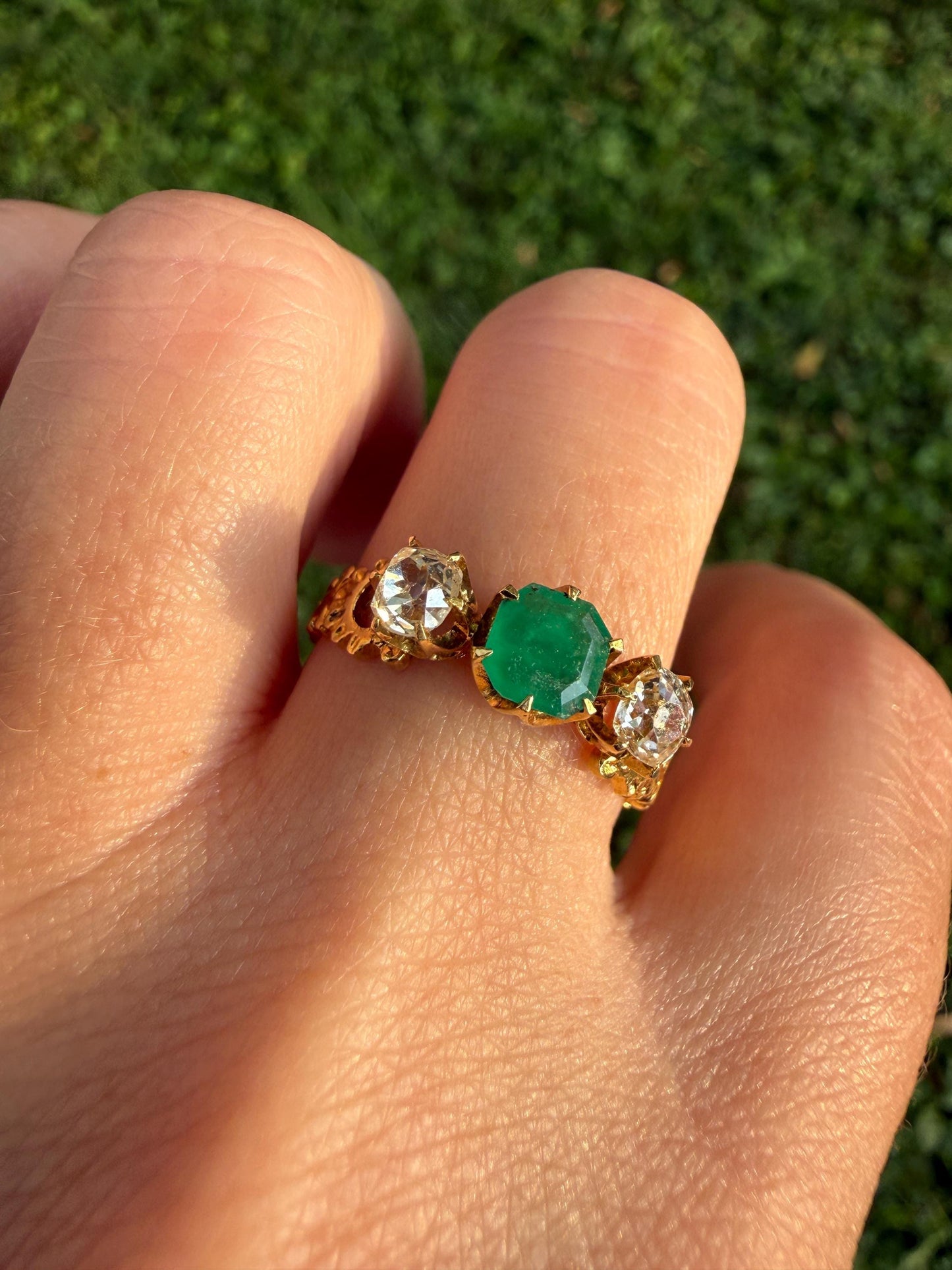 Ornate Antique Natural EMERALD & Old Mine Cut DIAMONDS Ring Three Stone Band 18k Gold Victorian Green Sparkle Stacker