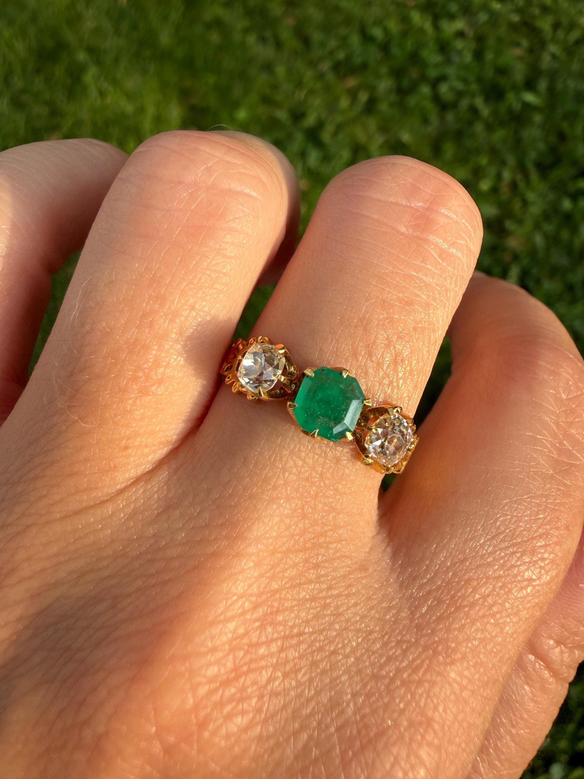 Ornate Antique Natural EMERALD & Old Mine Cut DIAMONDS Ring Three Stone Band 18k Gold Victorian Green Sparkle Stacker
