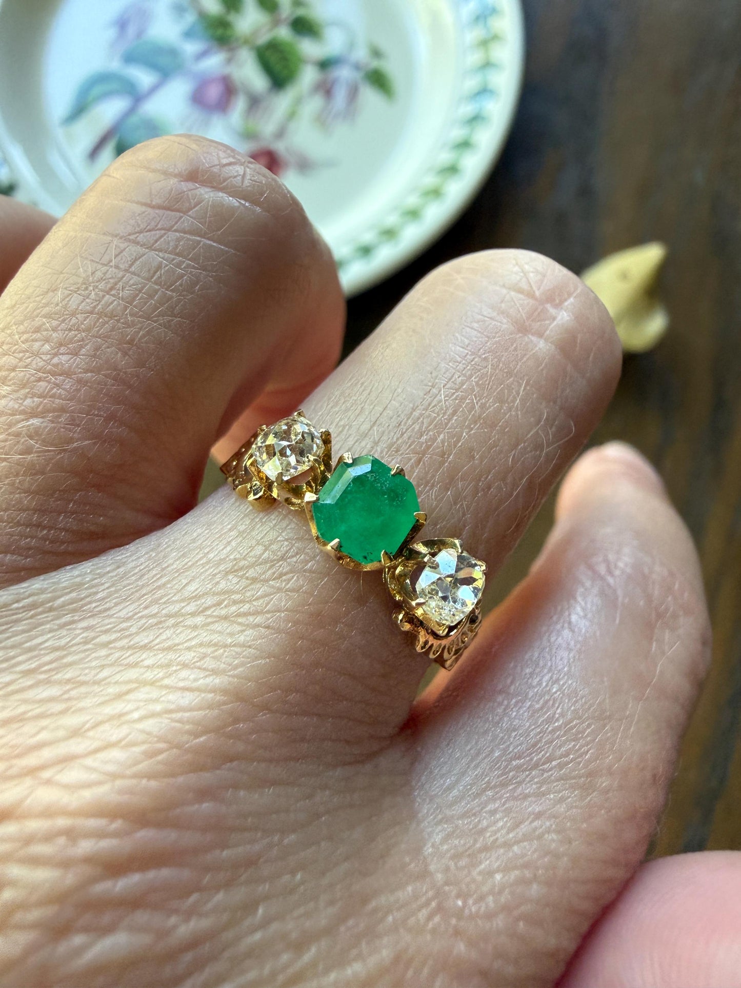 Ornate Antique Natural EMERALD & Old Mine Cut DIAMONDS Ring Three Stone Band 18k Gold Victorian Green Sparkle Stacker