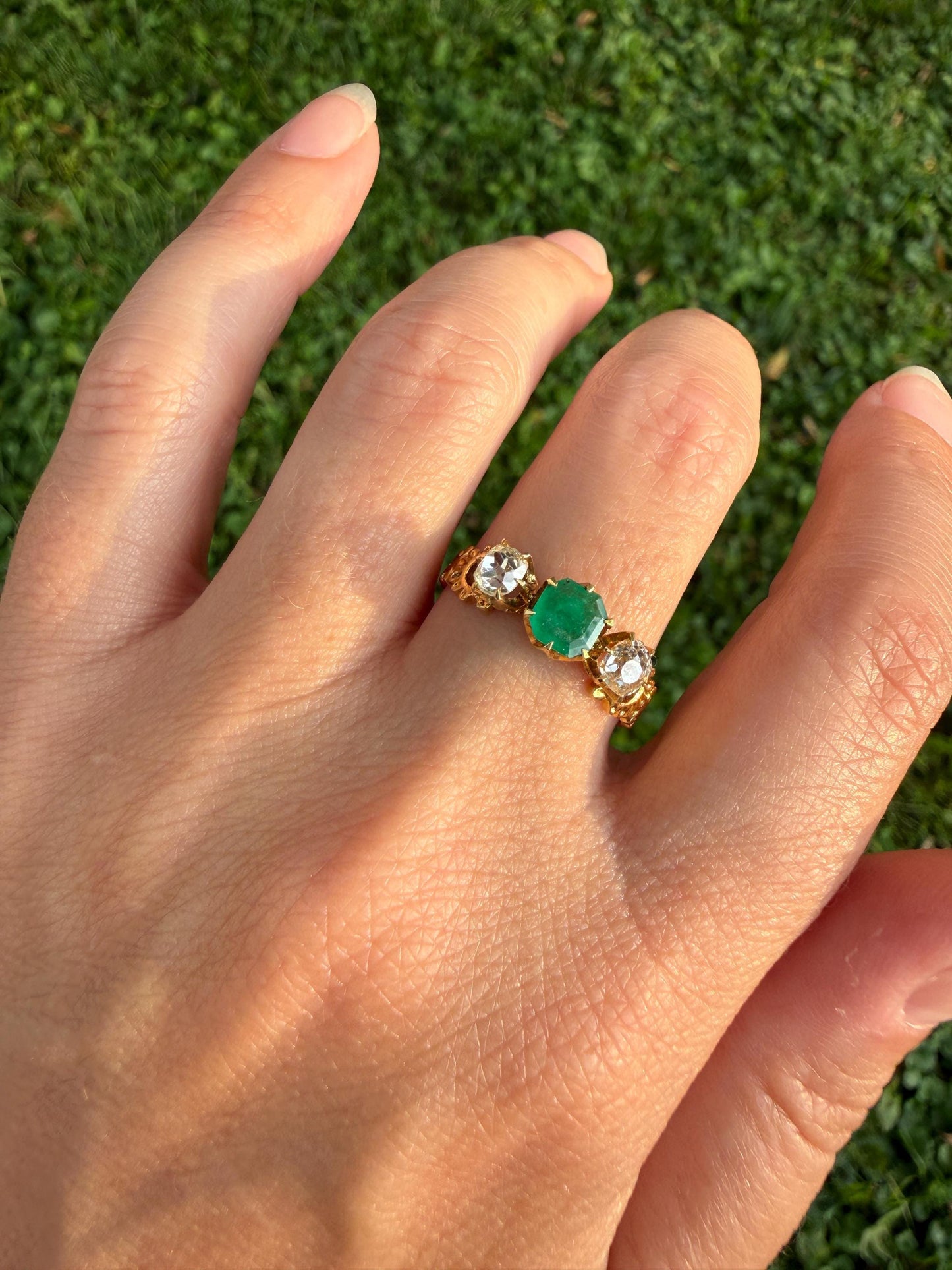 Ornate Antique Natural EMERALD & Old Mine Cut DIAMONDS Ring Three Stone Band 18k Gold Victorian Green Sparkle Stacker