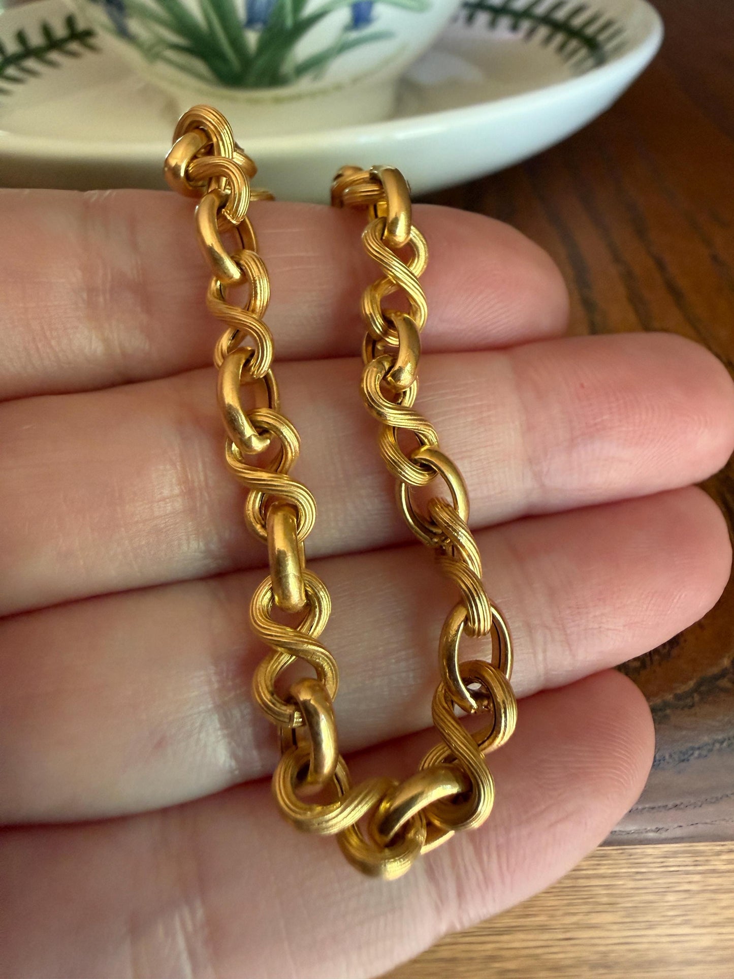Vintage 18k Gold Chain Bracelet Figure 8 Link Alternating Ribbed Satin Sheen and High Shine Buttery Glow Infinity