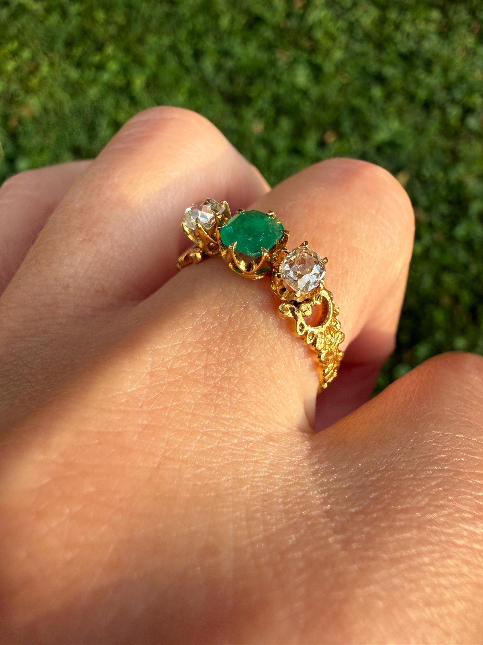 Ornate Antique Natural EMERALD & Old Mine Cut DIAMONDS Ring Three Stone Band 18k Gold Victorian Green Sparkle Stacker
