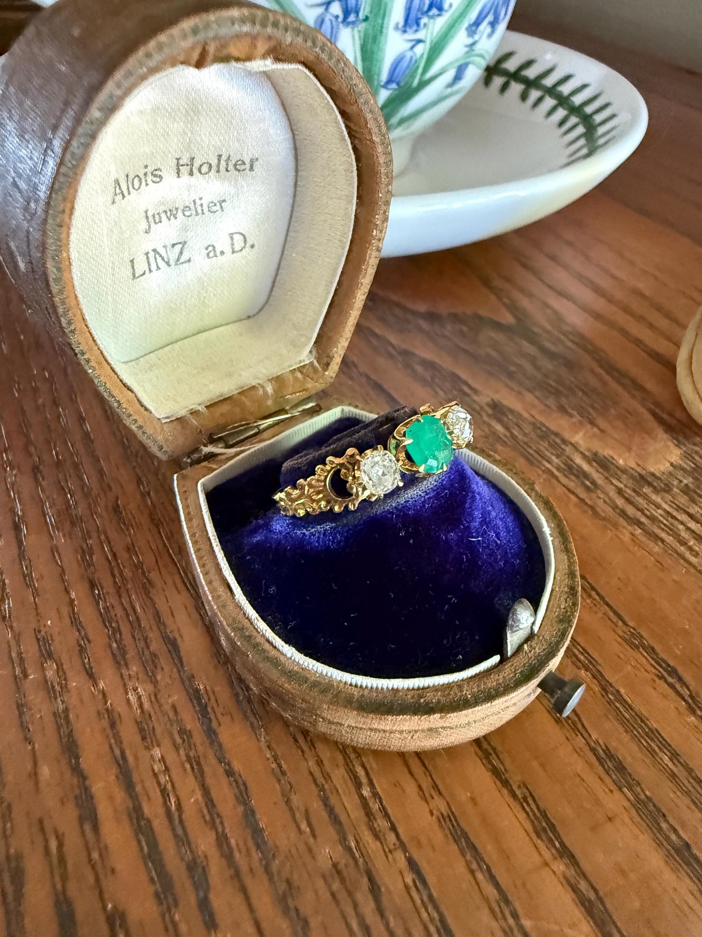 Ornate Antique Natural EMERALD & Old Mine Cut DIAMONDS Ring Three Stone Band 18k Gold Victorian Green Sparkle Stacker
