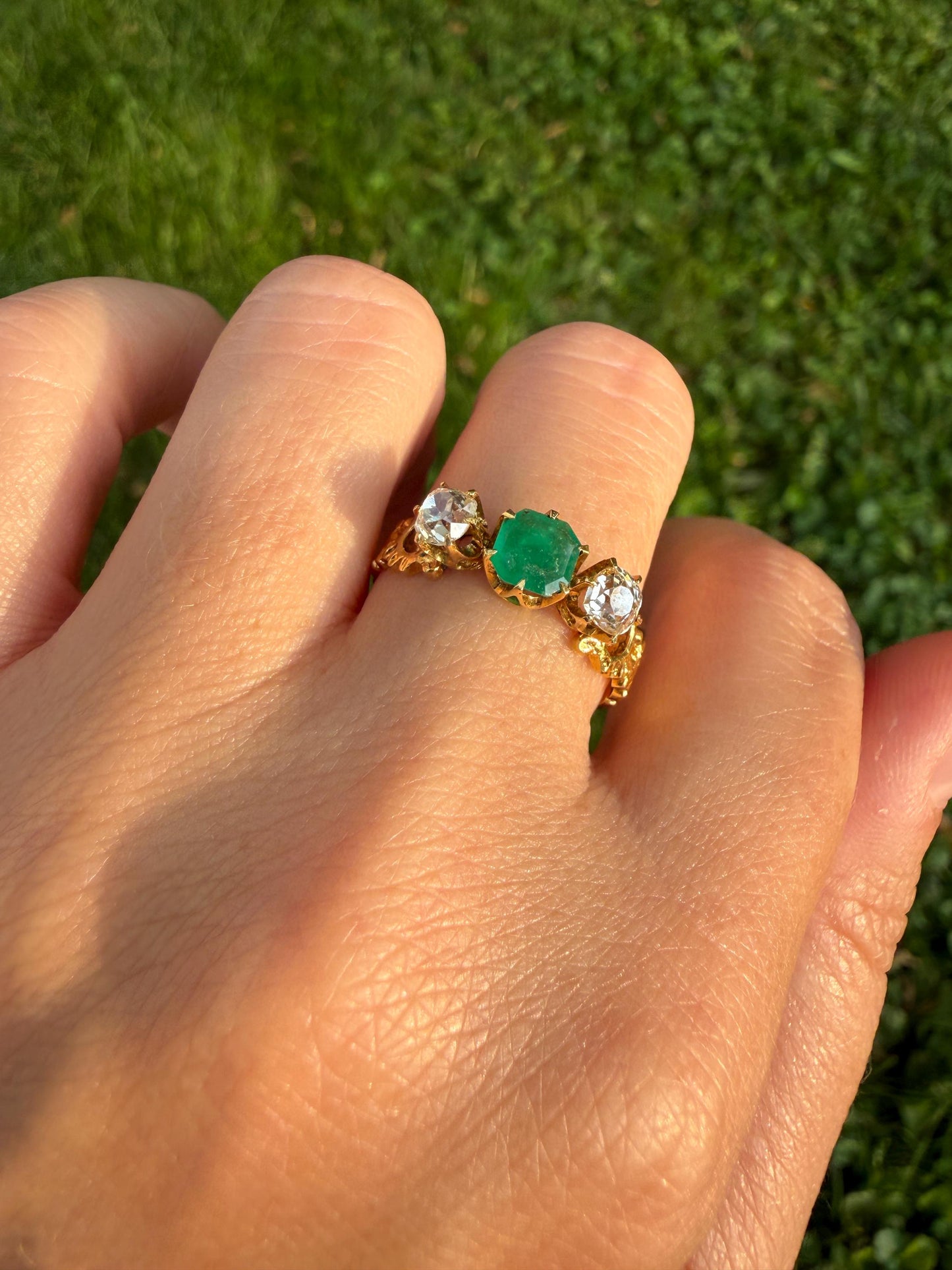 Ornate Antique Natural EMERALD & Old Mine Cut DIAMONDS Ring Three Stone Band 18k Gold Victorian Green Sparkle Stacker