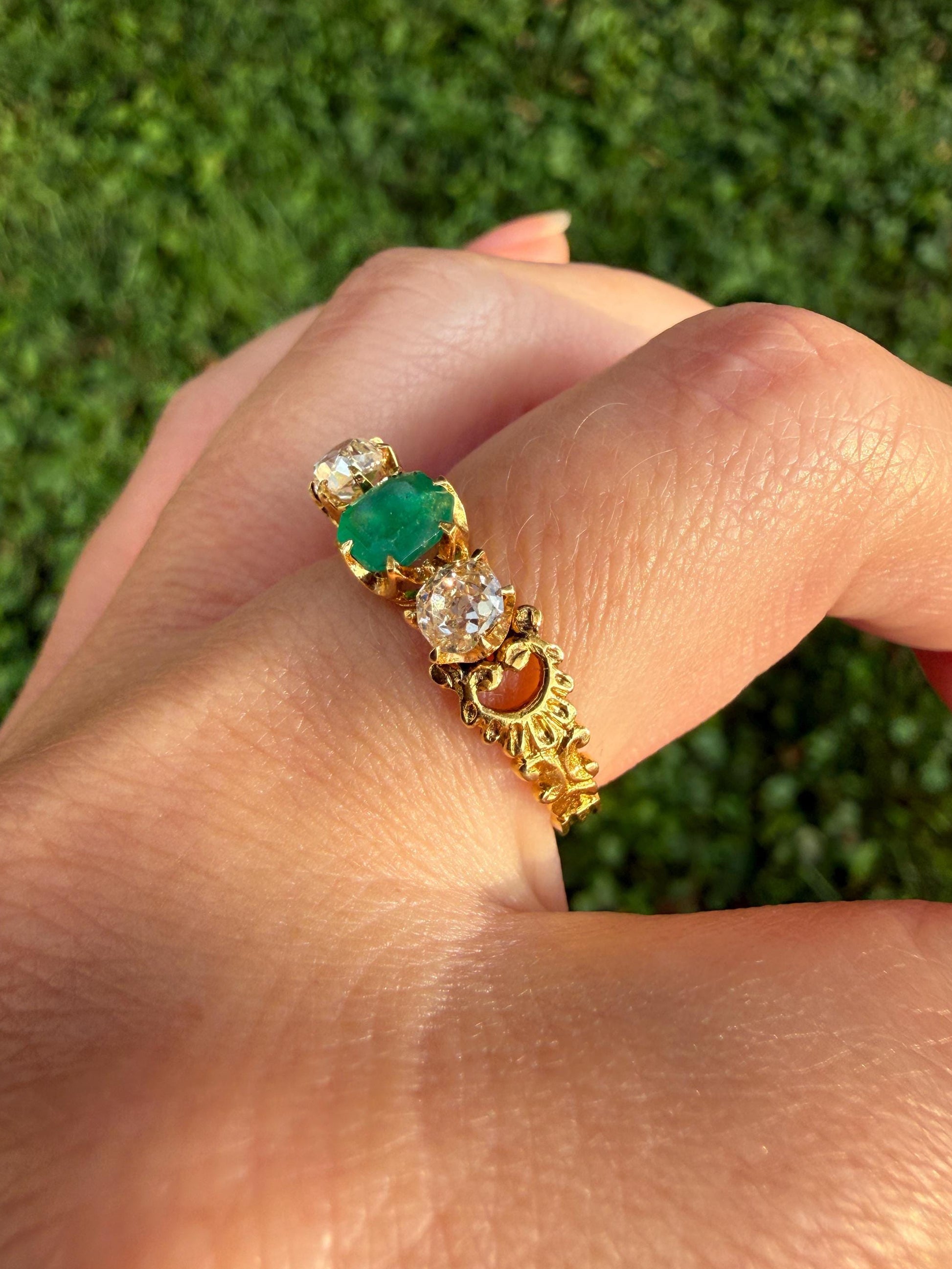 Ornate Antique Natural EMERALD & Old Mine Cut DIAMONDS Ring Three Stone Band 18k Gold Victorian Green Sparkle Stacker