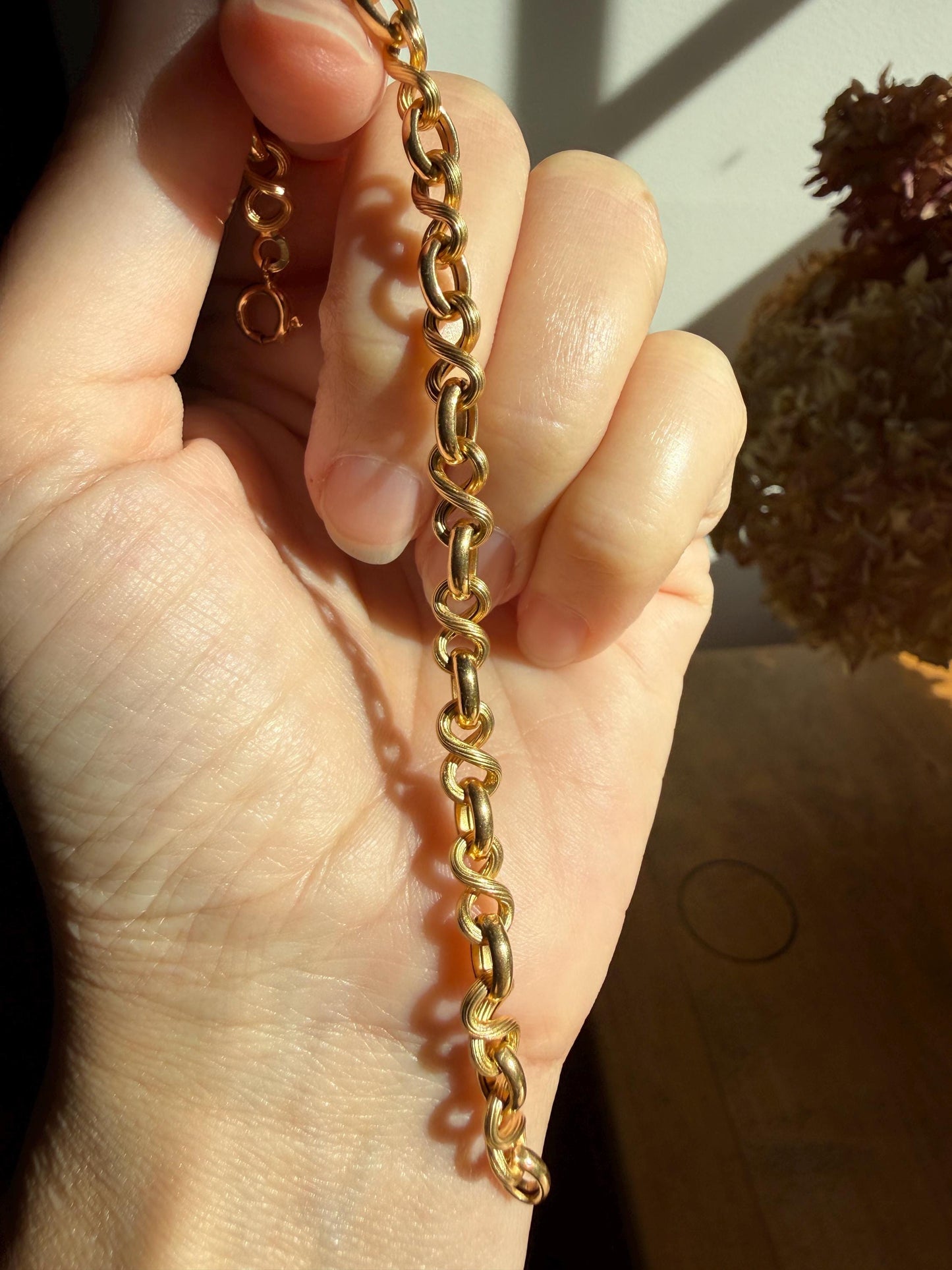 Vintage 18k Gold Chain Bracelet Figure 8 Link Alternating Ribbed Satin Sheen and High Shine Buttery Glow Infinity
