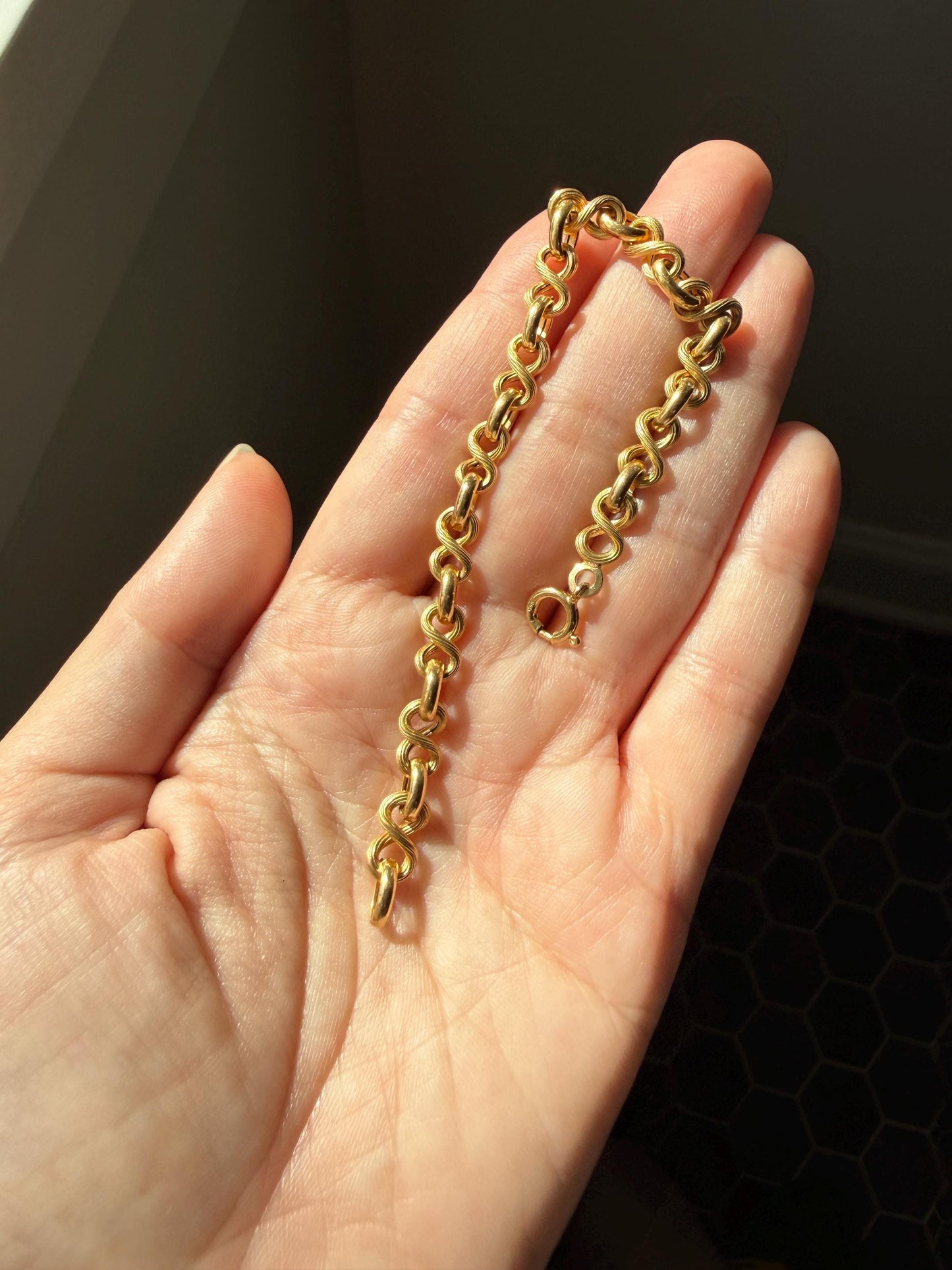 Vintage 18k Gold Chain Bracelet Figure 8 Link Alternating Ribbed Satin Sheen and High Shine Buttery Glow Infinity