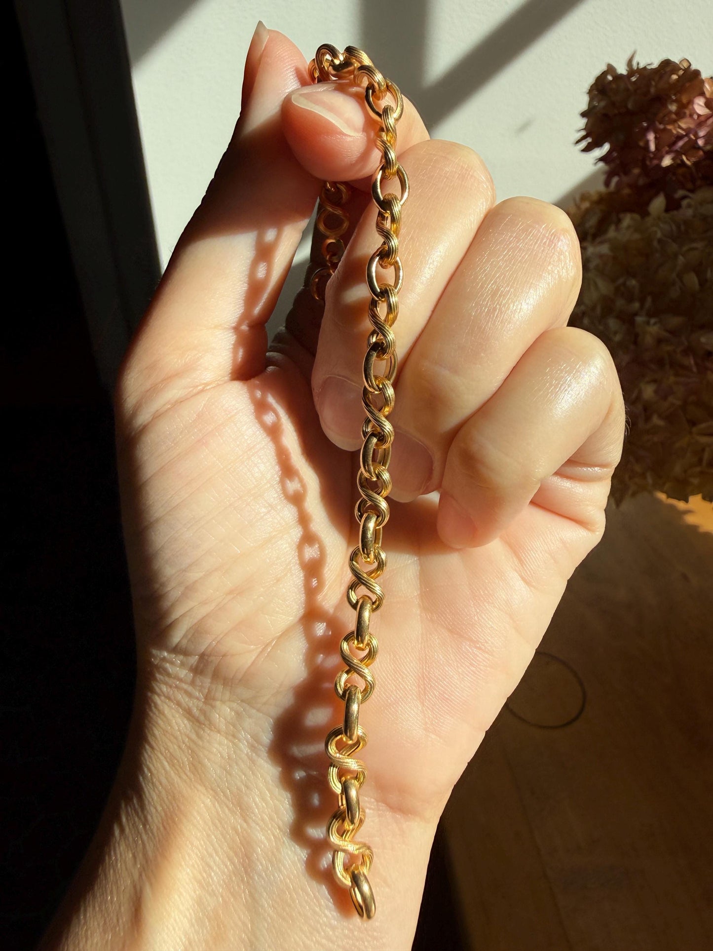 Vintage 18k Gold Chain Bracelet Figure 8 Link Alternating Ribbed Satin Sheen and High Shine Buttery Glow Infinity