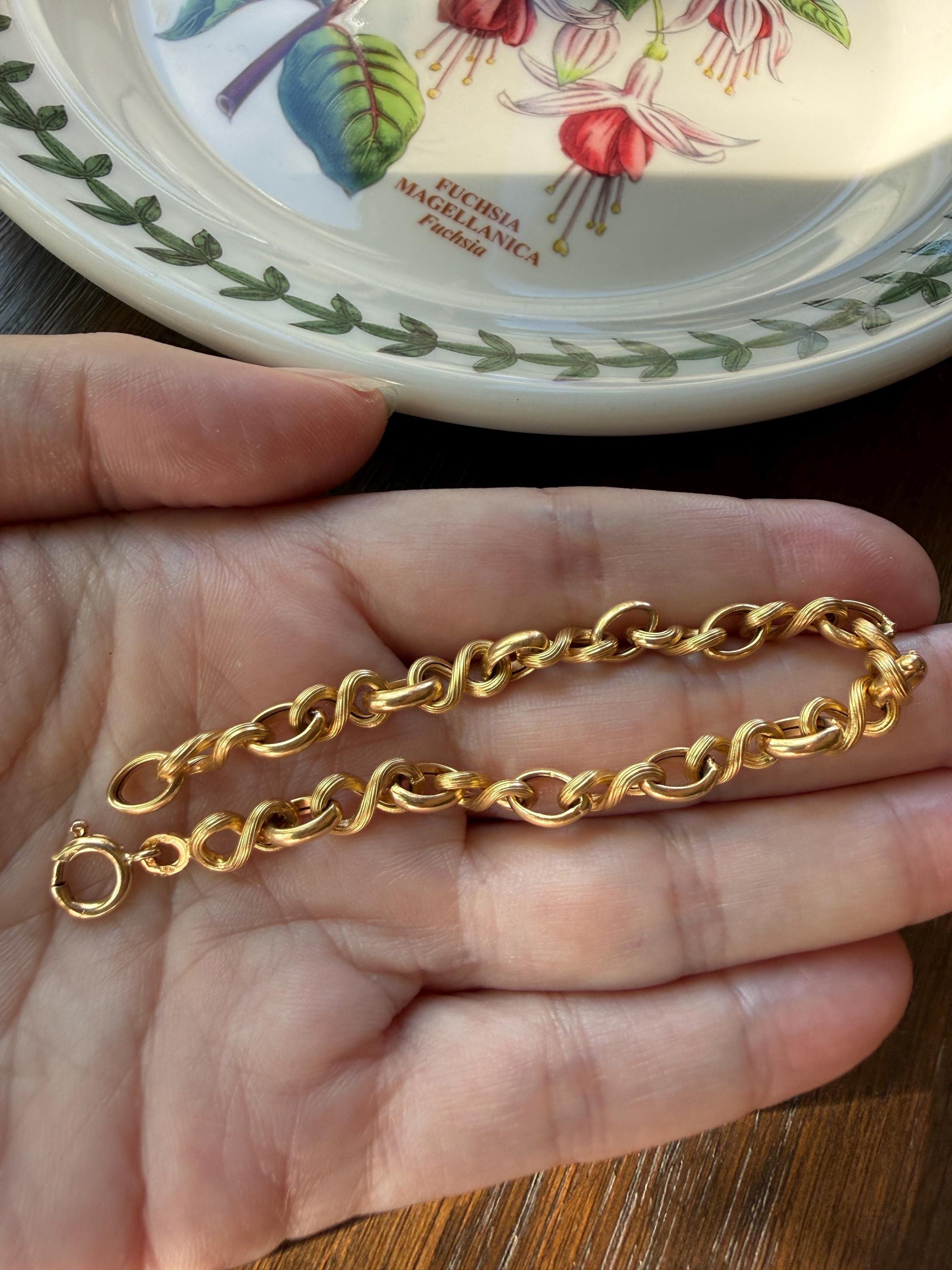 Vintage 18k Gold Chain Bracelet Figure 8 Link Alternating Ribbed Satin Sheen and High Shine Buttery Glow Infinity