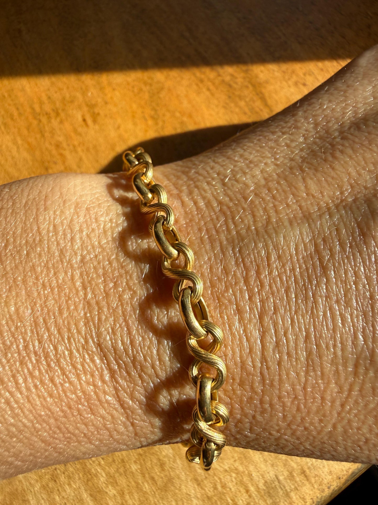 Vintage 18k Gold Chain Bracelet Figure 8 Link Alternating Ribbed Satin Sheen and High Shine Buttery Glow Infinity