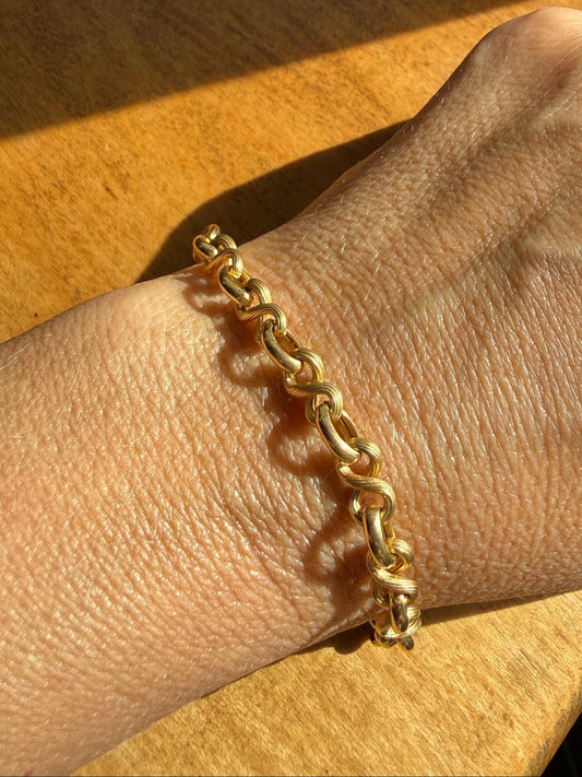 Vintage 18k Gold Chain Bracelet Figure 8 Link Alternating Ribbed Satin Sheen and High Shine Buttery Glow Infinity