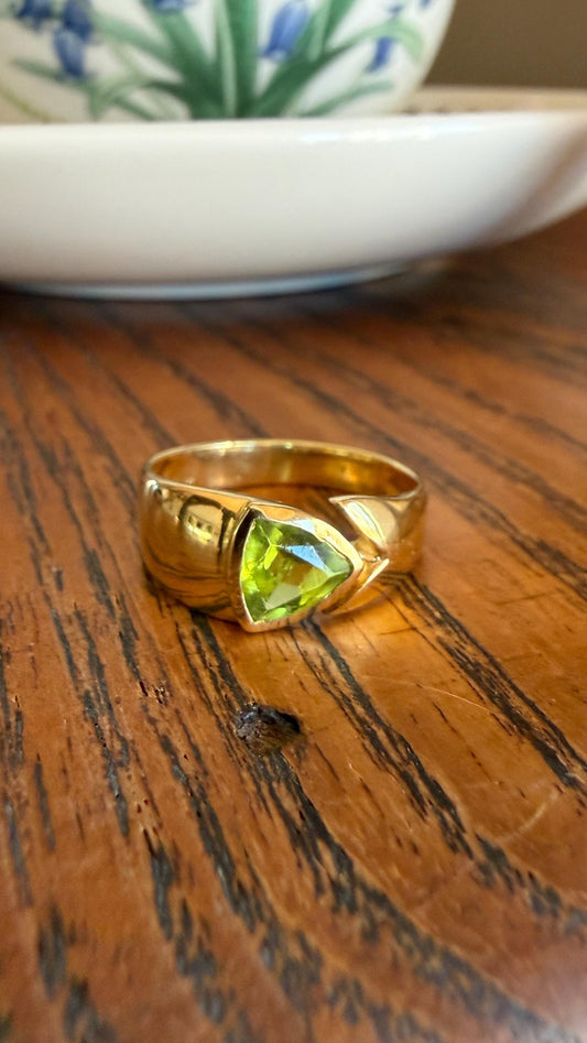 Triangular Green PERIDOT Wide Band Stacker Ring 18k Gold Retro Vintage Geometric Wrap Bezel Set