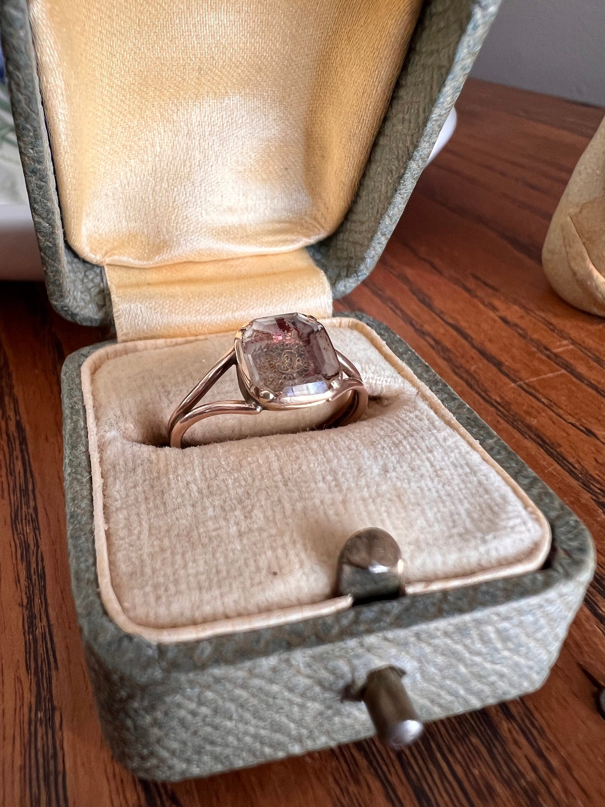 Antique STUART Rock CRYSTAL Ring Gold Wire Cypher GEORGIAN Era or Older 1650 1700s English Foiled Quartz Hair Closed Back Collectible Gift