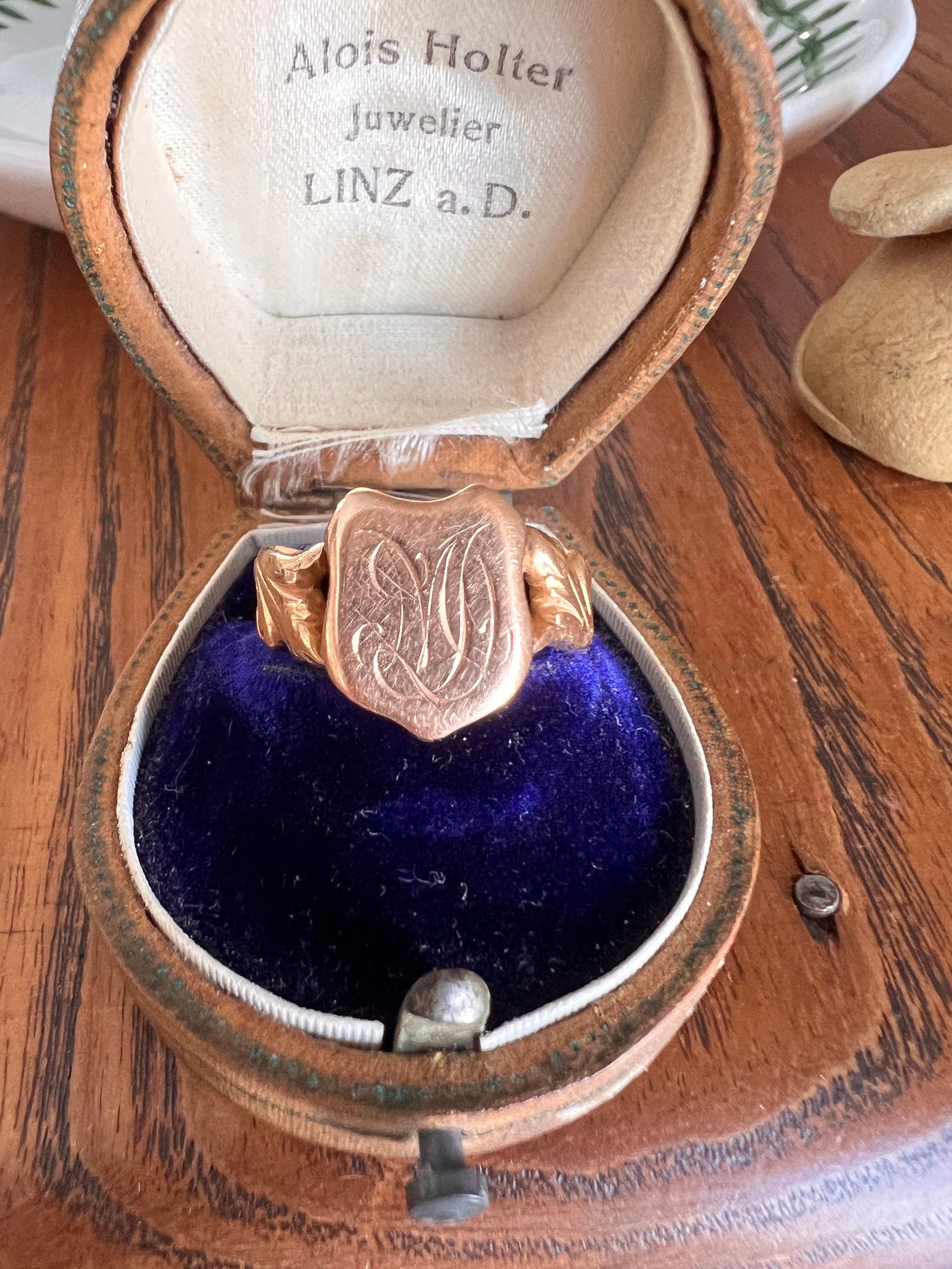 SHIELD Signet Ring Antique FRENCH Chunky 4.95g 14k Gold Rosy Open Leaf Shoulders Wide Stacker Victorian Belle Epoque Sweet Gift Initials MD