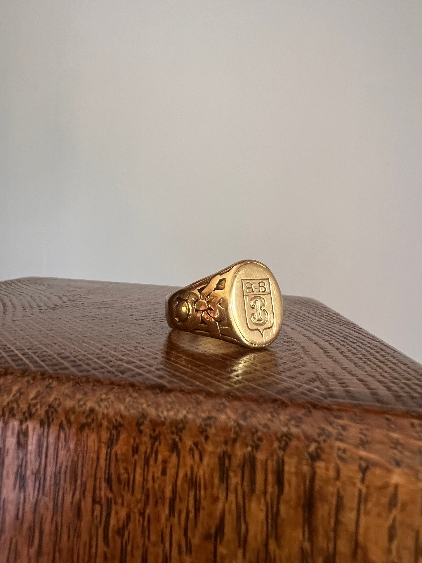 HEAVY 18.2g (!) Initial B SHIELD French Antique 18k Gold XL Signet Ring Extra Chunky Wide Band Unisex Man Monogram Carved Embossed Shoulders