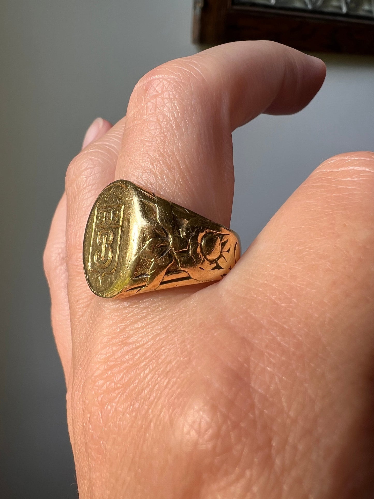 HEAVY 18.2g (!) Initial B SHIELD French Antique 18k Gold XL Signet Ring Extra Chunky Wide Band Unisex Man Monogram Carved Embossed Shoulders