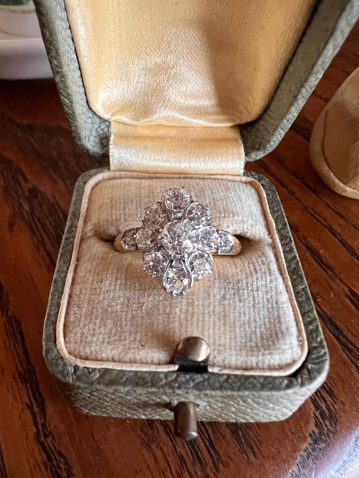 ANTIQUE 1.25 Carat 11 Old Mine Cut DIAMOND Daisy Cluster Ring 18k Gold & PLATiNUM Belle Epoque Romantic Gift OmC Victorian Oval Omc 1 1/4Tdw